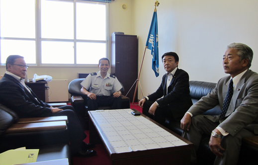 漆谷副会長（左）・大宮相談役（右）とともに航空自衛隊輪島分屯基地司令を表敬訪問
