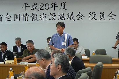 歓迎あいさつを行う糸満市の徳元議長 歓迎あいさつを行う糸満市の徳元議長