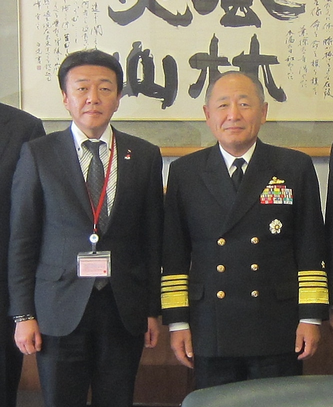 河野克俊統合幕僚長(写真右)を表敬訪問 河野克俊統合幕僚長(写真右)を表敬訪問