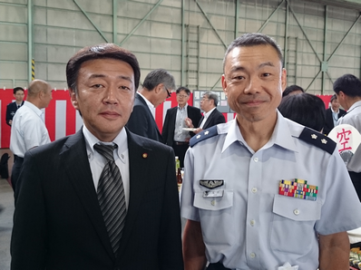 北部航空警戒管制団司令　浅井玲 空将補（写真右）と岡本会長