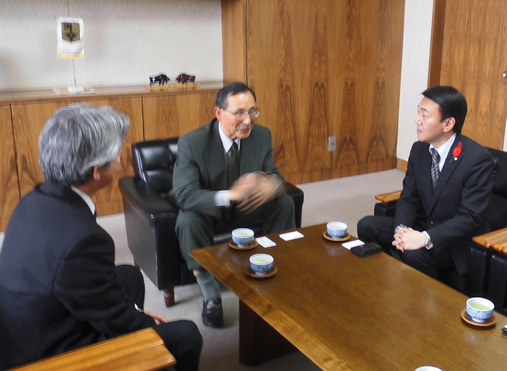 理事の高谷当別町議会議長（写真：左）とともに宮司当別町長（写真：中央）を表敬訪問