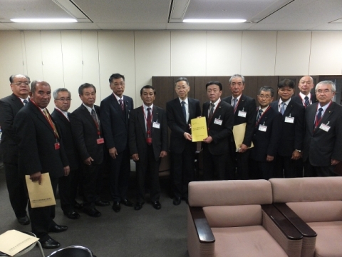 開出英之自治税務局長へ要望書を提出 開出英之自治税務局長へ要望書を提出