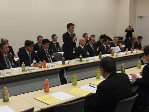 議連総会において要望内容を説明する岡本会長 議連総会において要望内容を説明する岡本会長