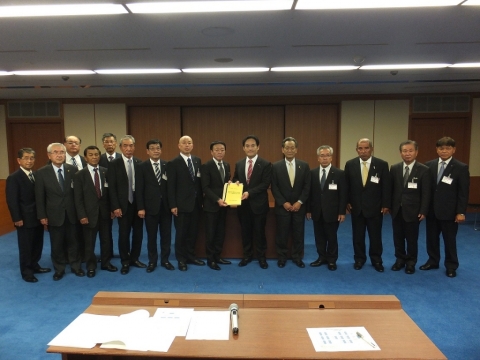 岩田和親防衛大臣政務官へ要望書を提出 岩田和親防衛大臣政務官へ要望書を提出