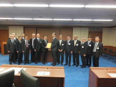 中村吉利地方協力局長へ要望書提出 中村吉利地方協力局長へ要望書提出